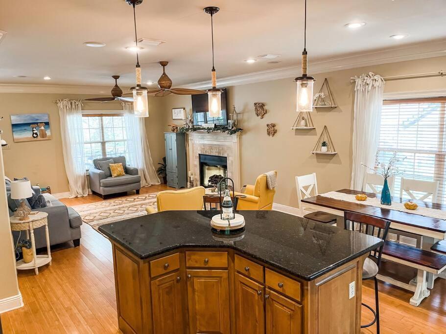 Pet Friendly Tranquil Cottage With Fire-Pit And Seasonal Hot Tub Sept-March Minutes To Beaches Дофин Айлънд Екстериор снимка